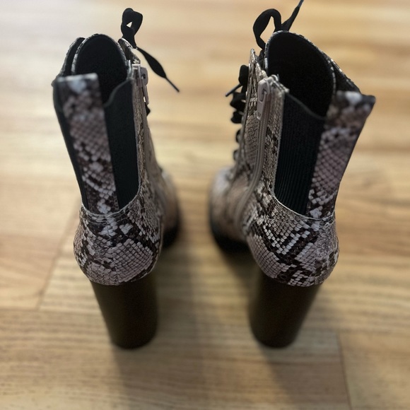 Steve Madden Latch Lace Up Snake Print Boots/ Size Women's 9 - Picture 2 of 4